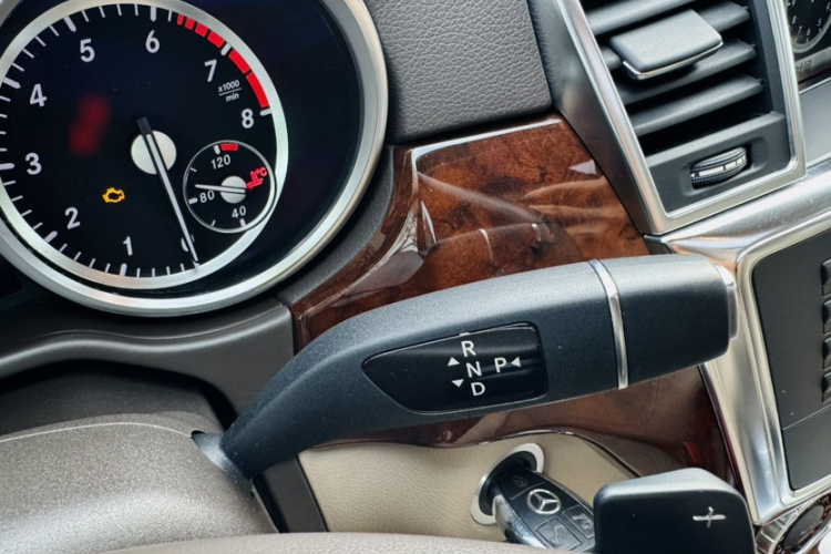 奔驰M级 2014款 ML 400 4MATIC动感型局部细节18