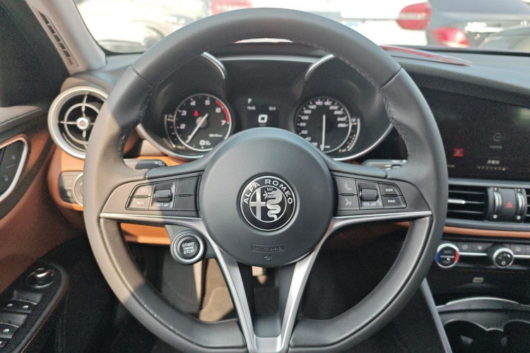 阿尔法·罗密欧 Giulia朱丽叶 2017款 2.0T 200HP 精英版中控内饰13