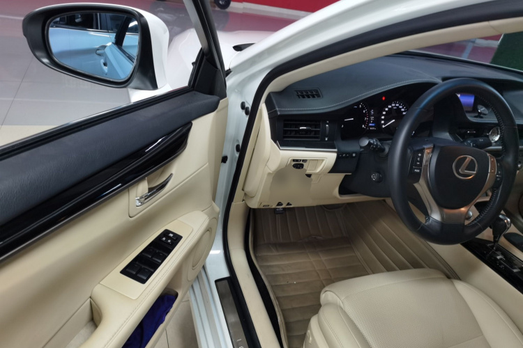 雷克萨斯ES 2014款 250 精英版中控内饰20