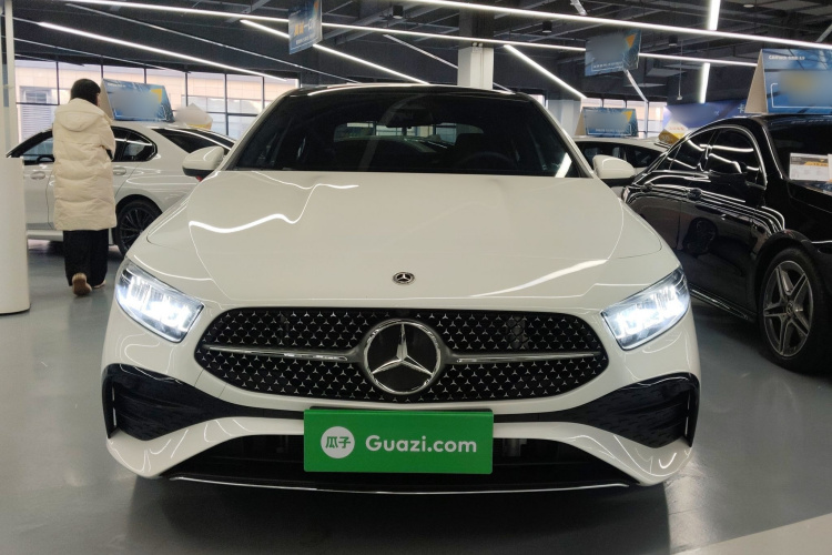 奔驰A级 2024款 改款 A 200 L 时尚型车身外观2