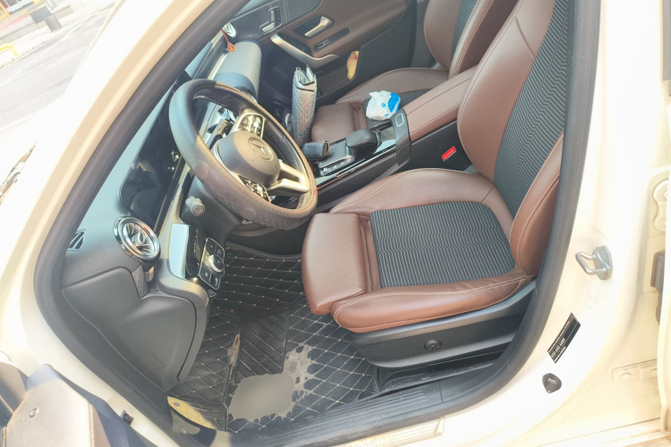 奔驰A级(进口) 2021款 A 200 时尚型中控内饰19