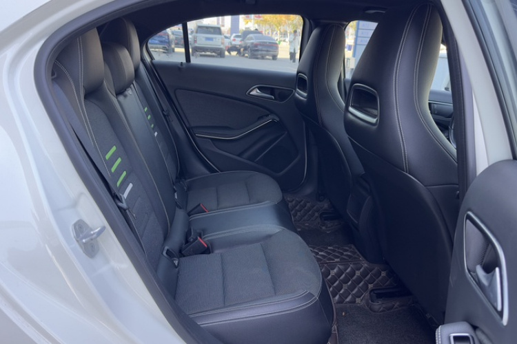 奔驰A级(进口) 2017款 A 200 动感型中控内饰7004