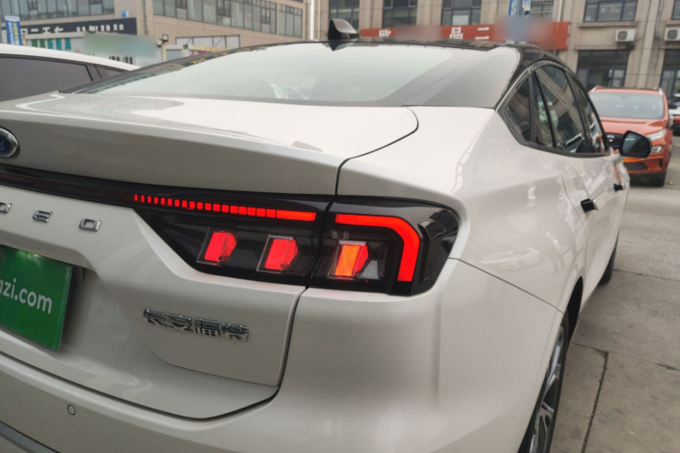 福特 蒙迪欧 2025款 2.0T EcoBoost 至尊型车身外观9