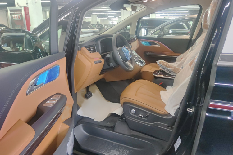 红旗HQ9 2024款 2.0T 豪华版福祉版中控内饰7002