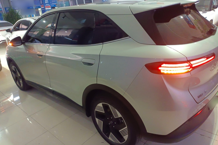 奔腾 悦意03 2025款 565km 臻享版车身外观4