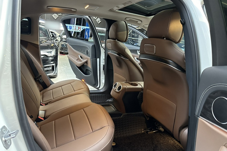 奔驰E级 2018款 改款 E 200 L 运动型中控内饰7010