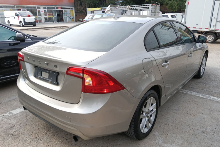 沃尔沃S60 2015款 S60L 2.0T 智行版车身外观7