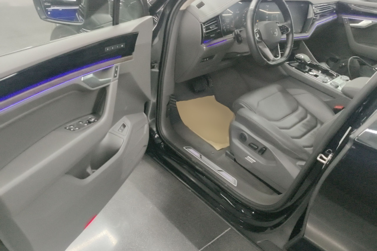 大众 途锐 2023款 3.0TSI 锐享版 曜黑运动套装中控内饰20