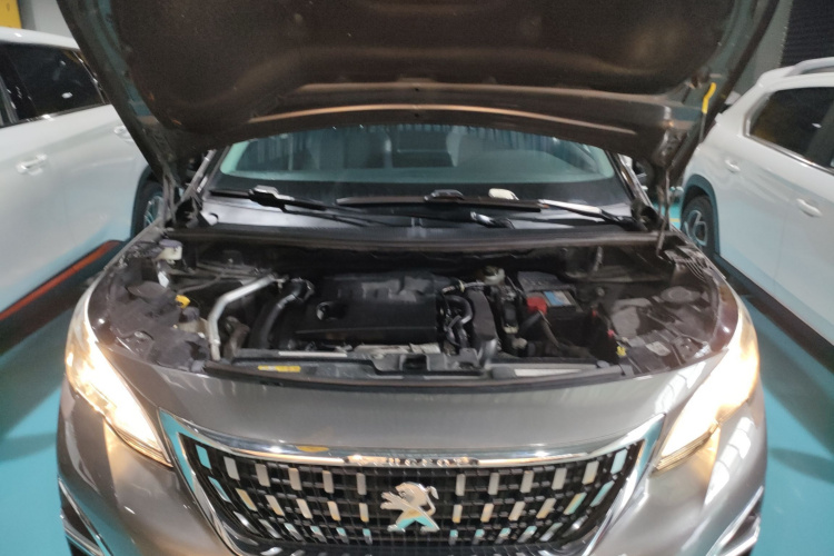 标致4008 2017款 380THP 精英版机舱底盘24