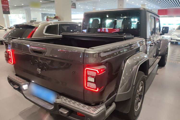 Jeep 角斗士 2023款 3.6L Overland车身外观7