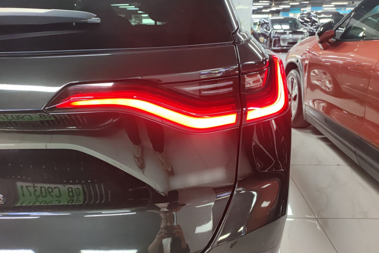 蔚来ES8 2020款 580KM 七座版车身外观9