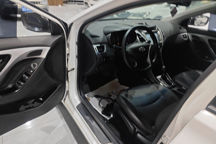 现代 朗动 2015款 1.6L 自动时尚型中控内饰20