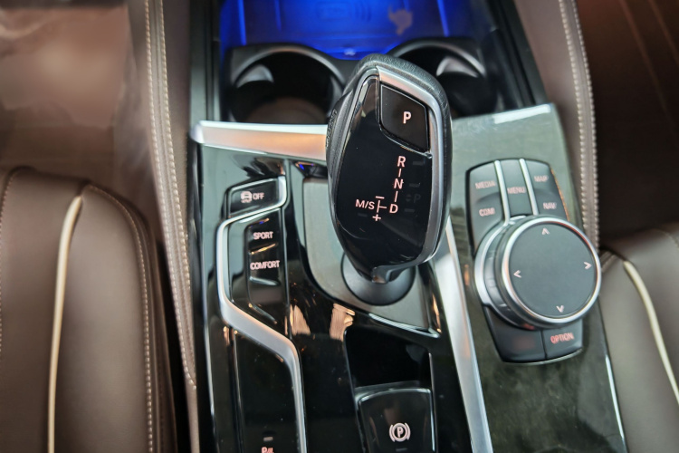 宝马5系 2022款 改款二 525Li 豪华套装中控内饰7003