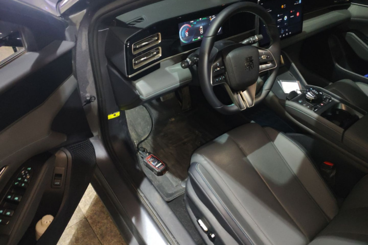 比亚迪 秦L 2024款 DM-i 120KM超越型中控内饰7003