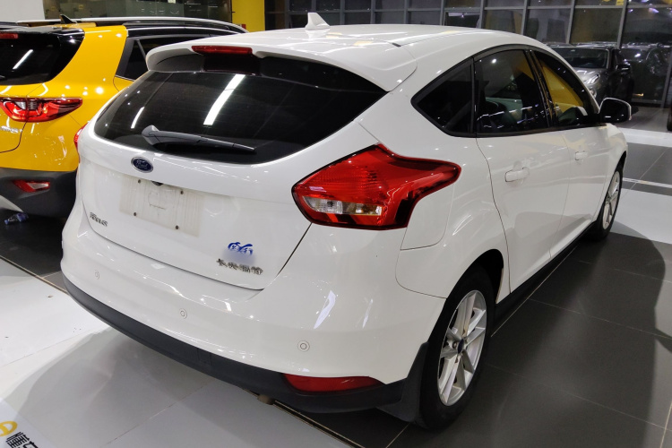 福特 福克斯 2018款 两厢经典 1.6L 自动风尚型智行版车身外观7