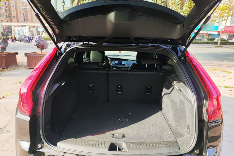 凯迪拉克XT4 2022款 28T 两驱风尚型机舱底盘23