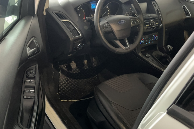 福特 福克斯 2017款 两厢 1.6L 手动风尚型智行版中控内饰7001