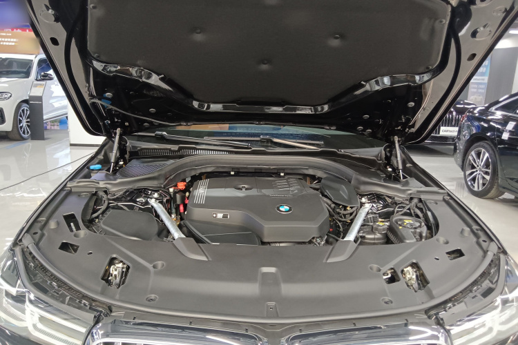 宝马6系GT 2022款 630i 豪华设计套装机舱底盘24