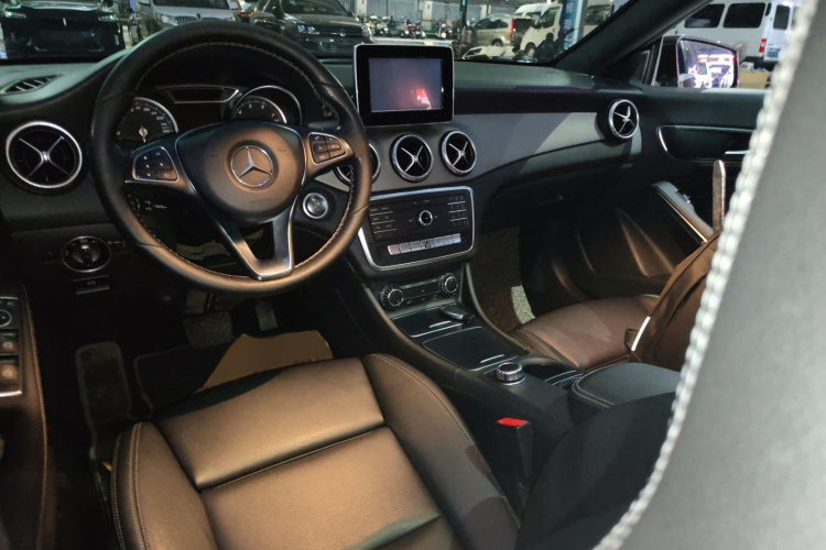 奔驰CLA 2016款 改款 CLA 200 动感型中控内饰7002