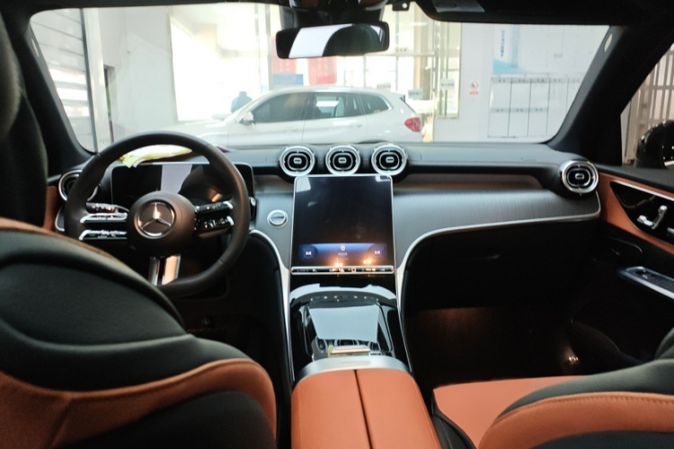 奔驰GLC 2023款 GLC 260 L 4MATIC 豪华型 5座中控内饰7001