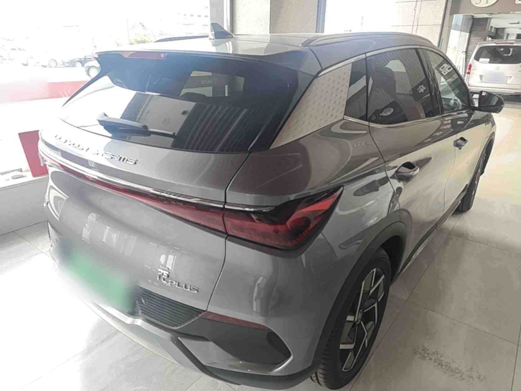 车辆右后45度外观展示