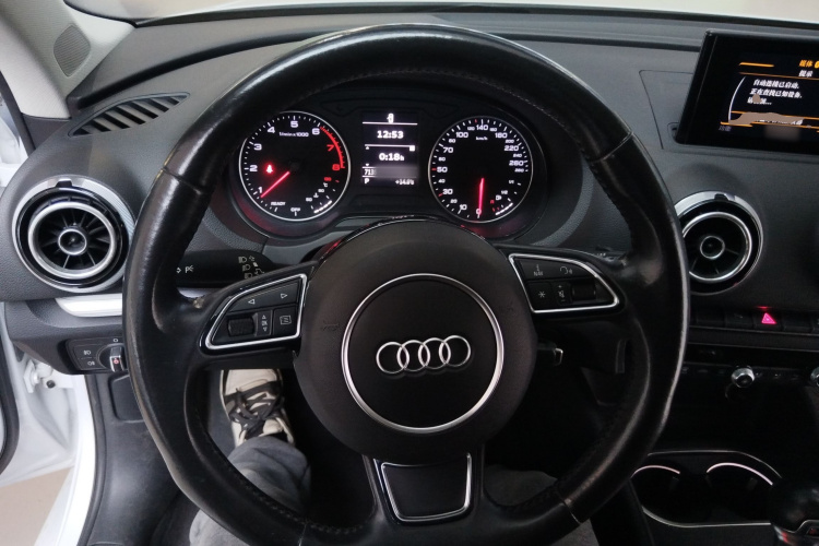 奥迪A3 2015款 Limousine 35 TFSI 百万纪念舒享型中控内饰13