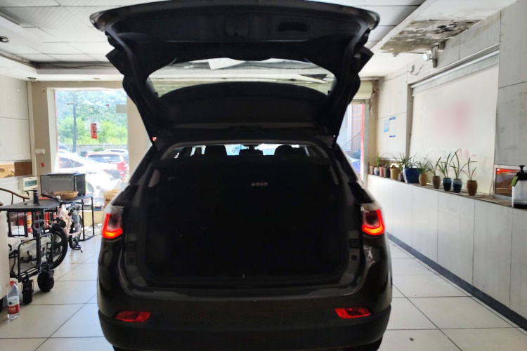 Jeep 指南者 2020款 220T 自动领先版局部细节23