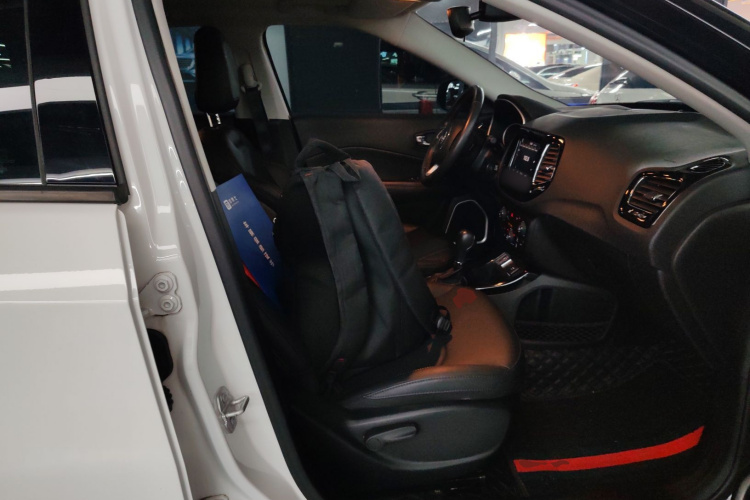 Jeep 指南者 2020款 220T 自动精英版局部细节41