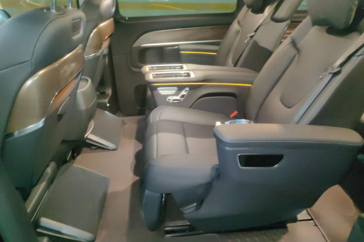 奔驰V级 2020款 V 260 L 长轴距豪华版中控内饰21