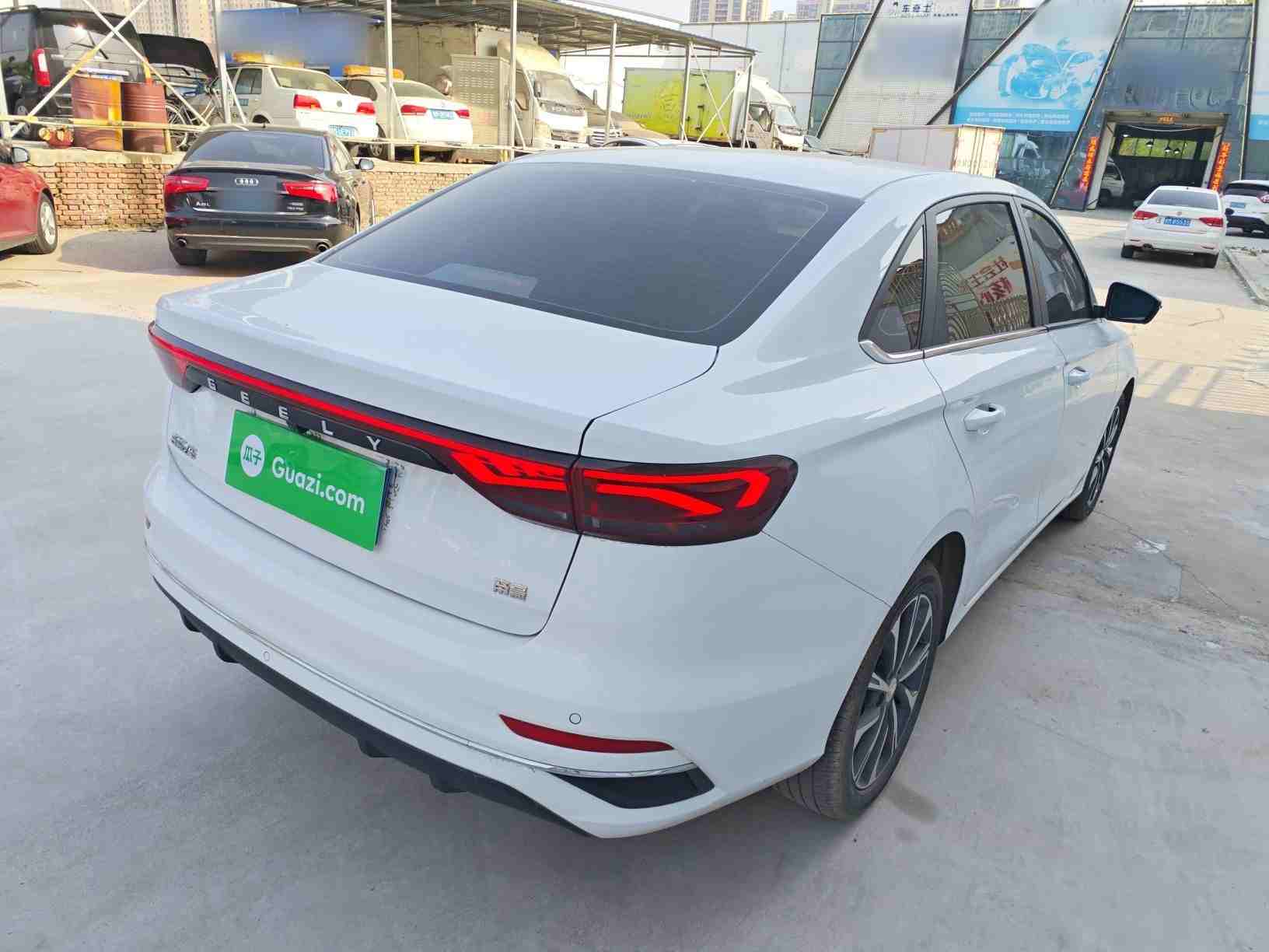 车辆右后45度外观实拍