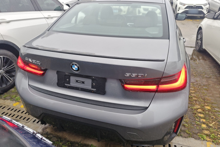 宝马3系 2023款 330i M运动曜夜套装车身外观6004