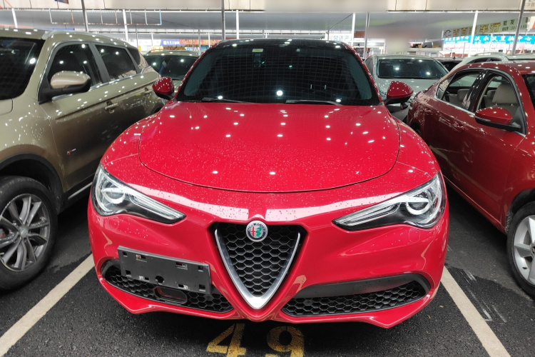 阿尔法·罗密欧 Stelvio斯坦维 2017款 2.0T 200HP 精英版车身外观2