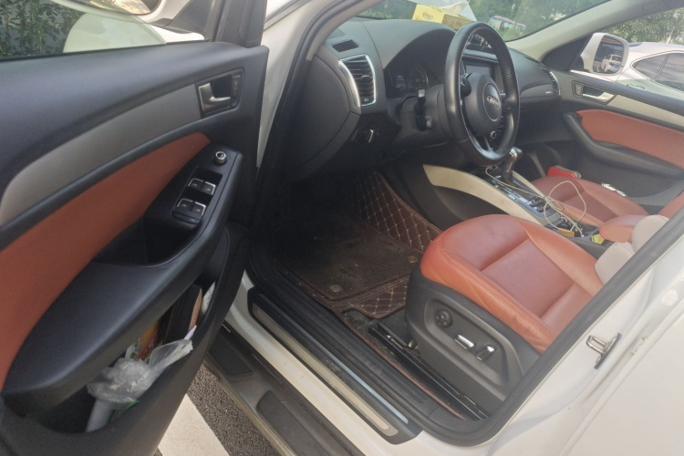 奥迪Q5 2013款 40 TFSI 进取型中控内饰7003