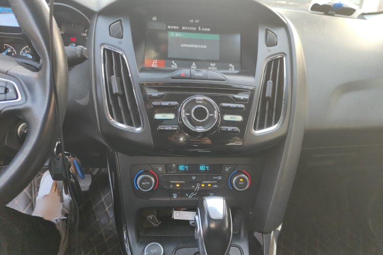 福特 福克斯 2017款 两厢 1.6L 自动风尚型智行版局部细节16