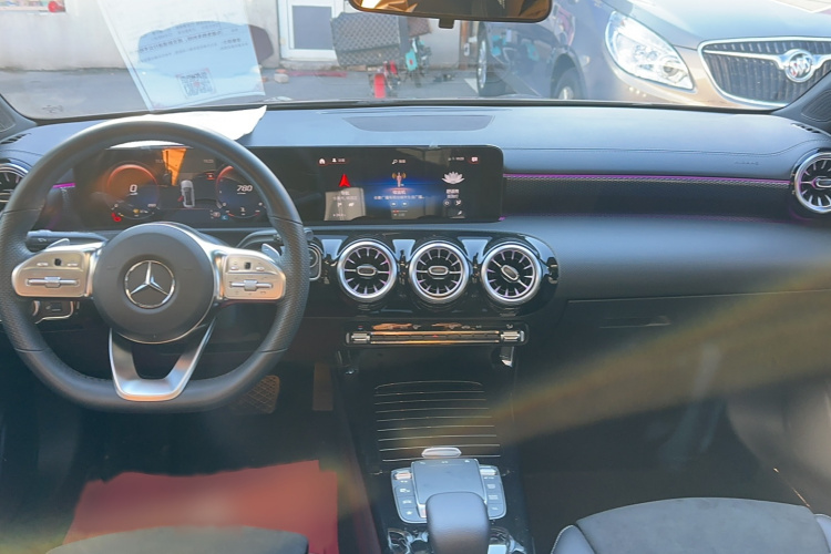 奔驰A级 2021款 A 200 L 运动轿车时尚型中控内饰7003