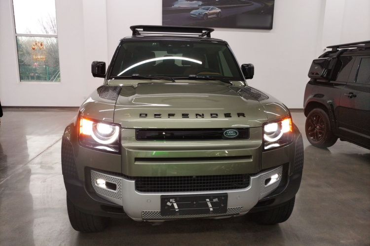 路虎卫士 2023款 90 3.0T P400 暗黑特别版车身外观2