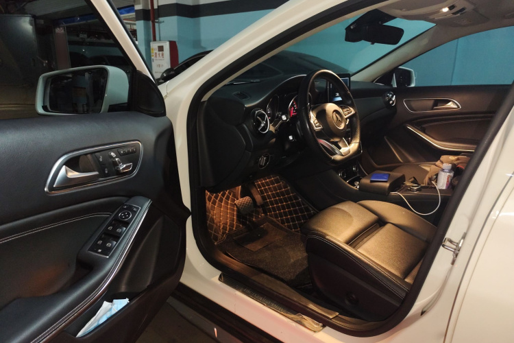 奔驰GLA 2019款 GLA 200 动感型中控内饰20