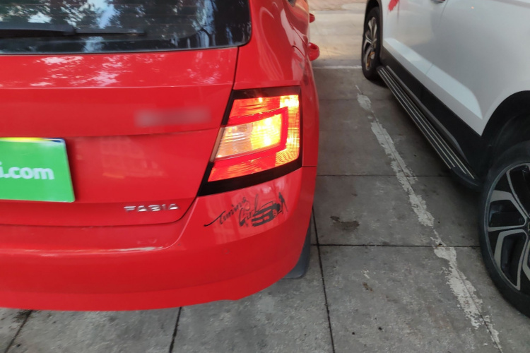 斯柯达 晶锐 2015款 1.6L 自动运动版车身外观9