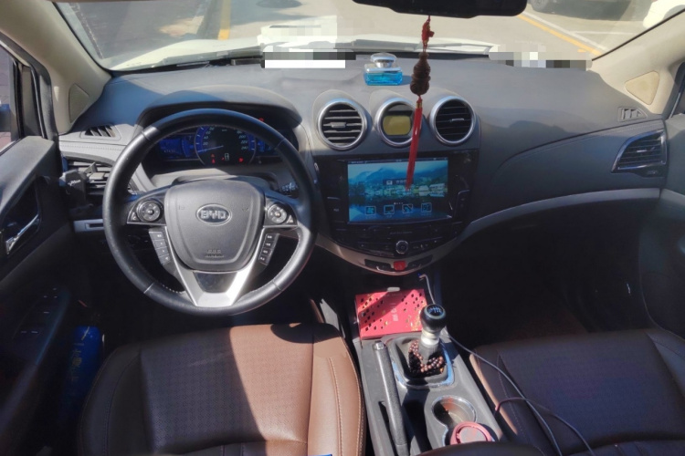 比亚迪S7 2015款 1.5T 手动尊贵型中控内饰12