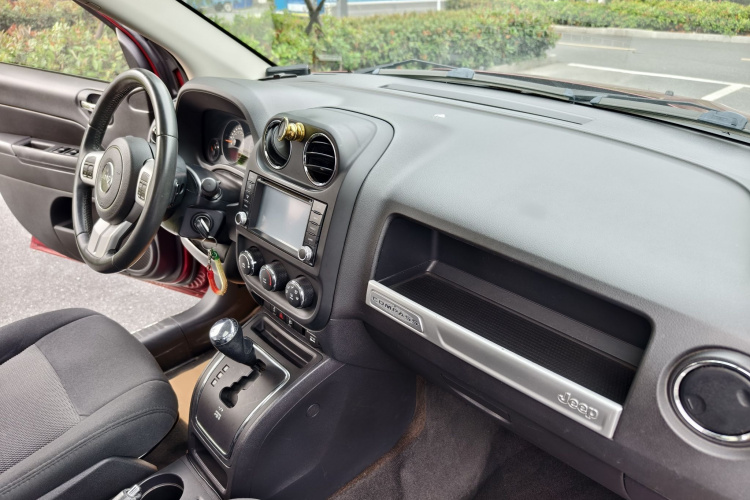 Jeep 指南者(进口) 2014款 改款 2.0L 两驱进取版中控内饰7004