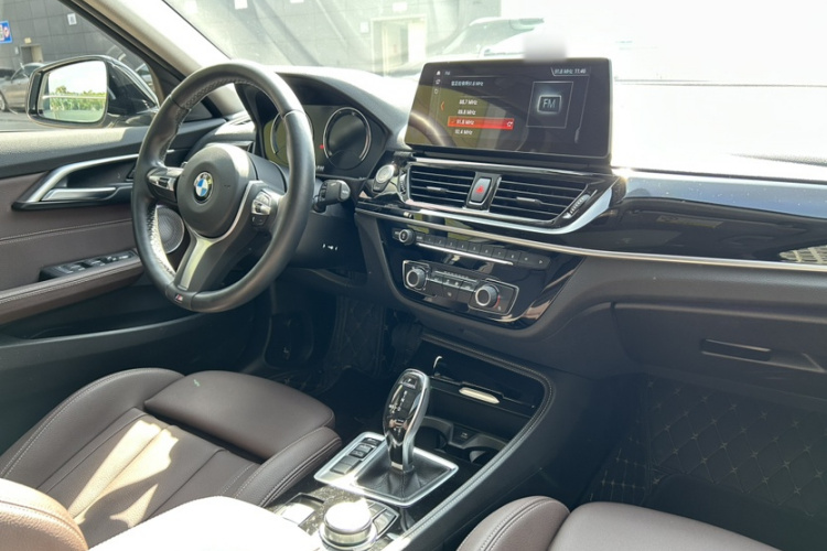 宝马1系 2022款 125i M运动曜夜版中控内饰7004