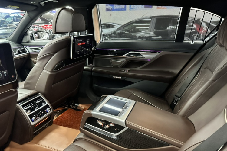 宝马7系 2018款 730Li 尊享型 M运动套装局部细节9004