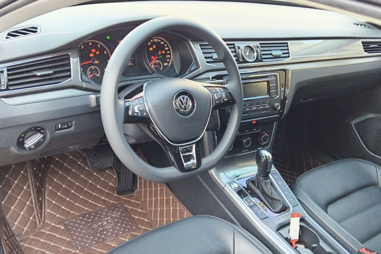 大众 帕萨特 2017款 330TSI DSG尊荣版中控内饰12