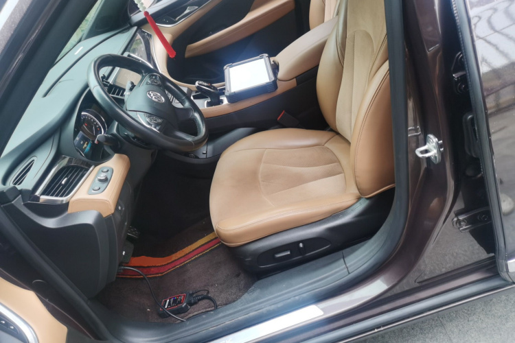 别克 君越 2016款 20T 精英型中控内饰19