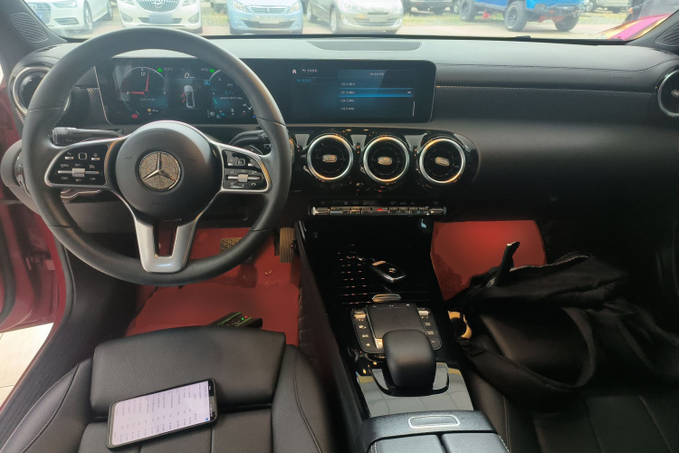 奔驰A级 2020款 改款二 A 180 L 运动轿车中控内饰12