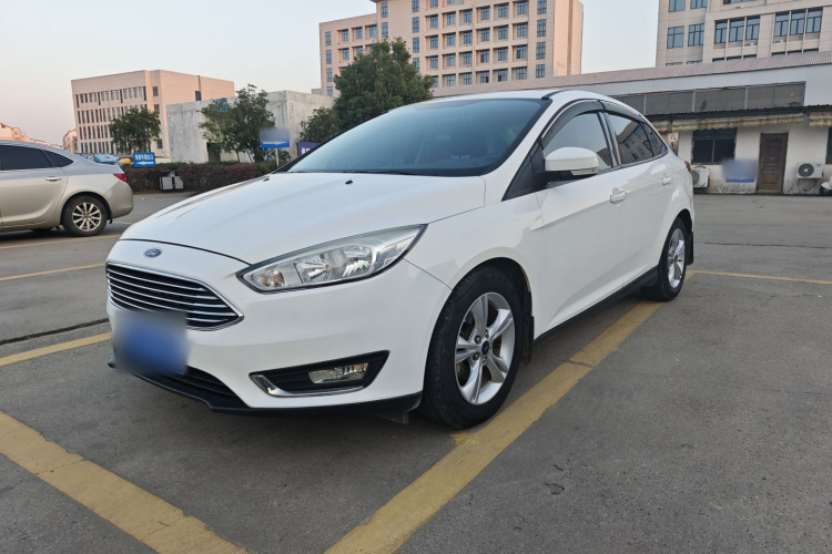 福特 福克斯 2018款 三厢经典 1.6L 自动舒适型智行版车身外观1