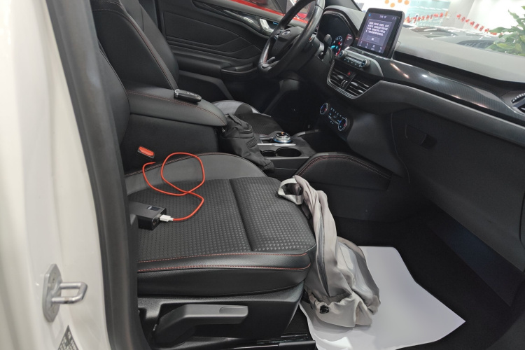 福特 福克斯 2020款 三厢 EcoBoost 180 自动ST Line局部细节41