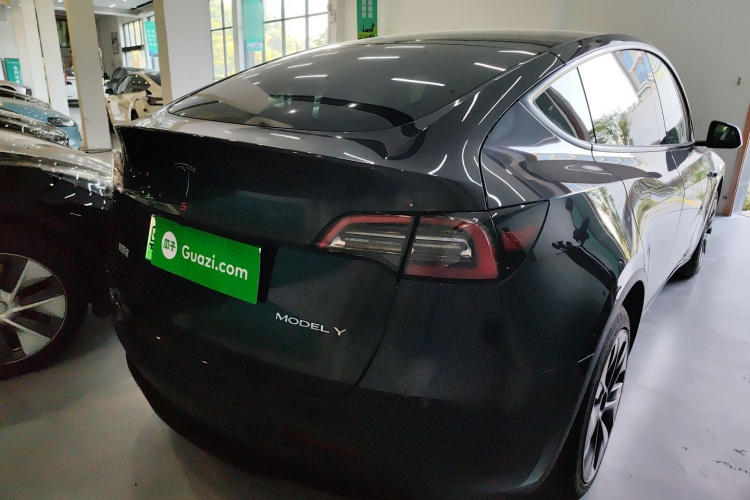 特斯拉 Model Y 2024款 后轮驱动版车身外观7