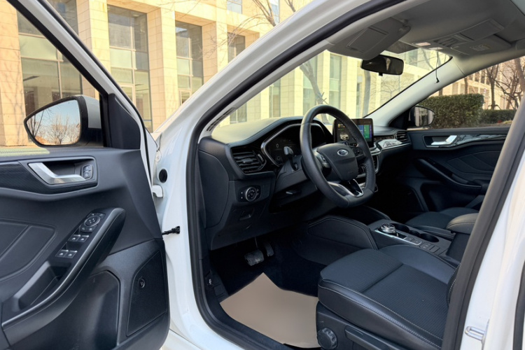 福特 福克斯 2021款 两厢 EcoBoost 180 自动锋潮型中控内饰7002