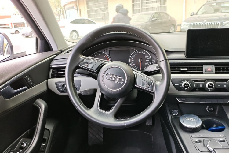 奥迪A4L 2017款 40 TFSI 进取型中控内饰13